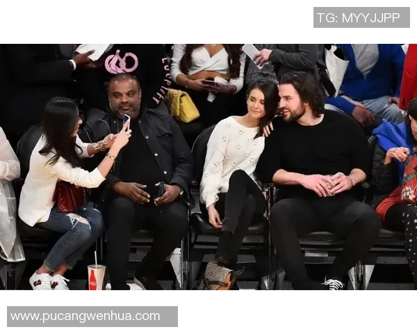 李晨与足球明星亲密合影高清展现运动魅力与友谊瞬间